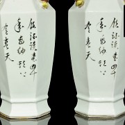 Dos jarrones hexagonales con músicos, dinastía Qing