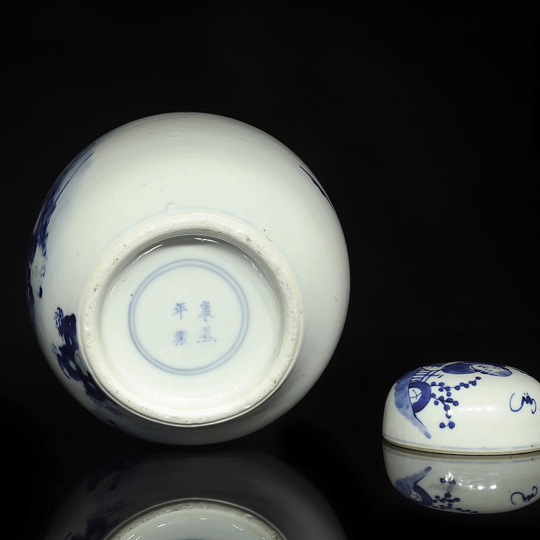 Tibor de porcelana, azul y blanco, con marca Kangxi