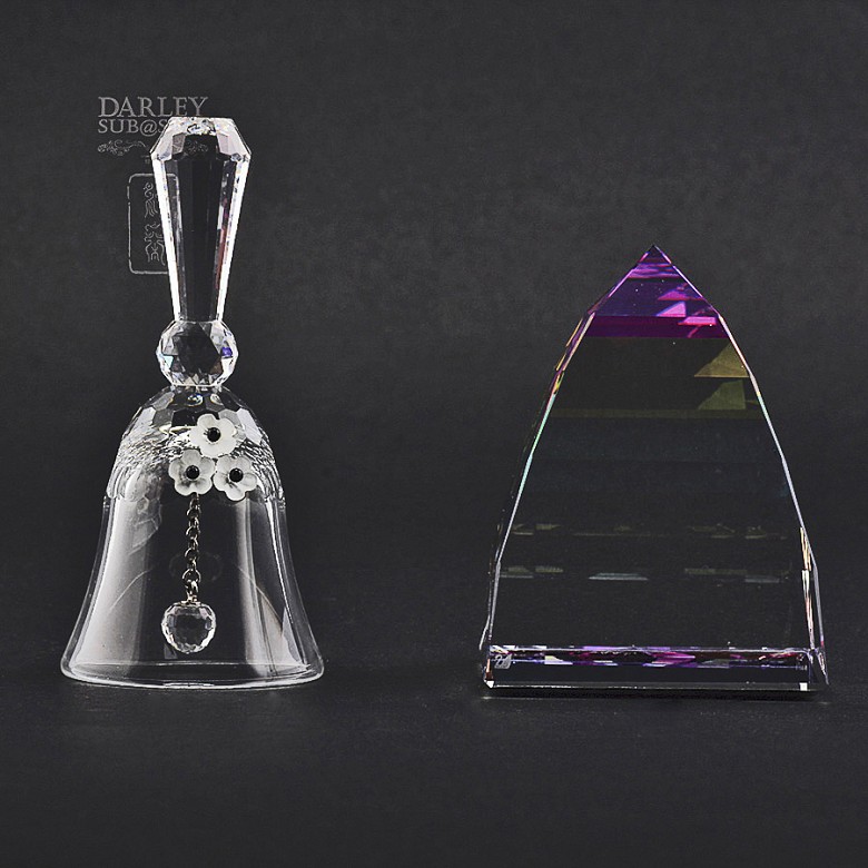 Dos piezas en cristal de Swarovski, campana y piramide