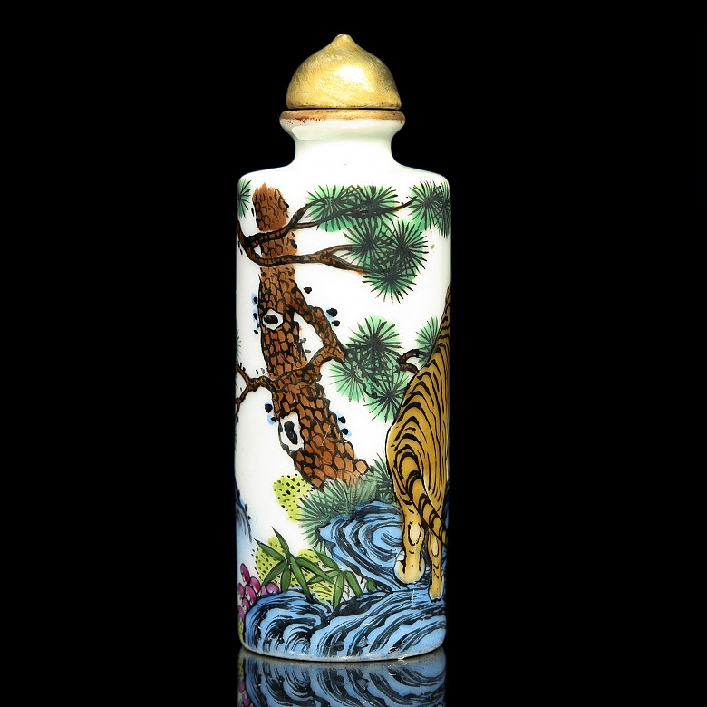 Enameled porcelain snuff bottle, with Yongzheng mark - 3