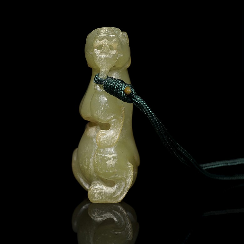 Carved jade 'bear' pendant, Eastern Han dynasty - 3