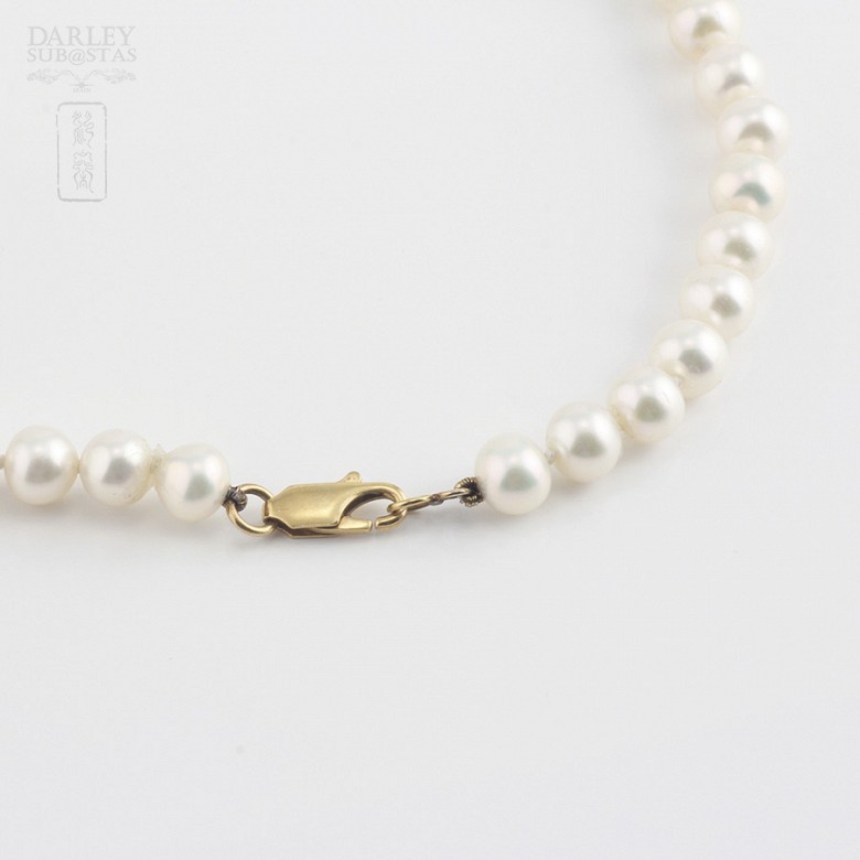 Collar con perlas blancas  y coral en oro amarillo - 2
