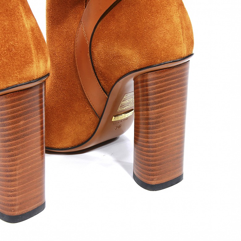 Gucci women's ankle boots, orange suede leather.