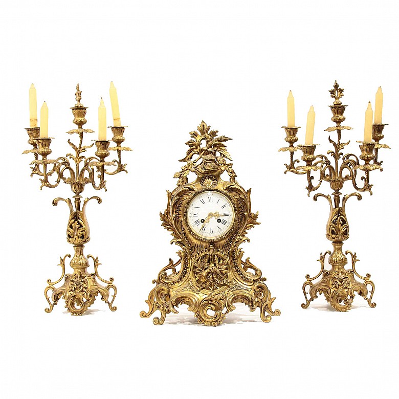 Reloj y dos candelabros, S.XX