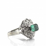 18k yellow gold with emerald and diamonds ring