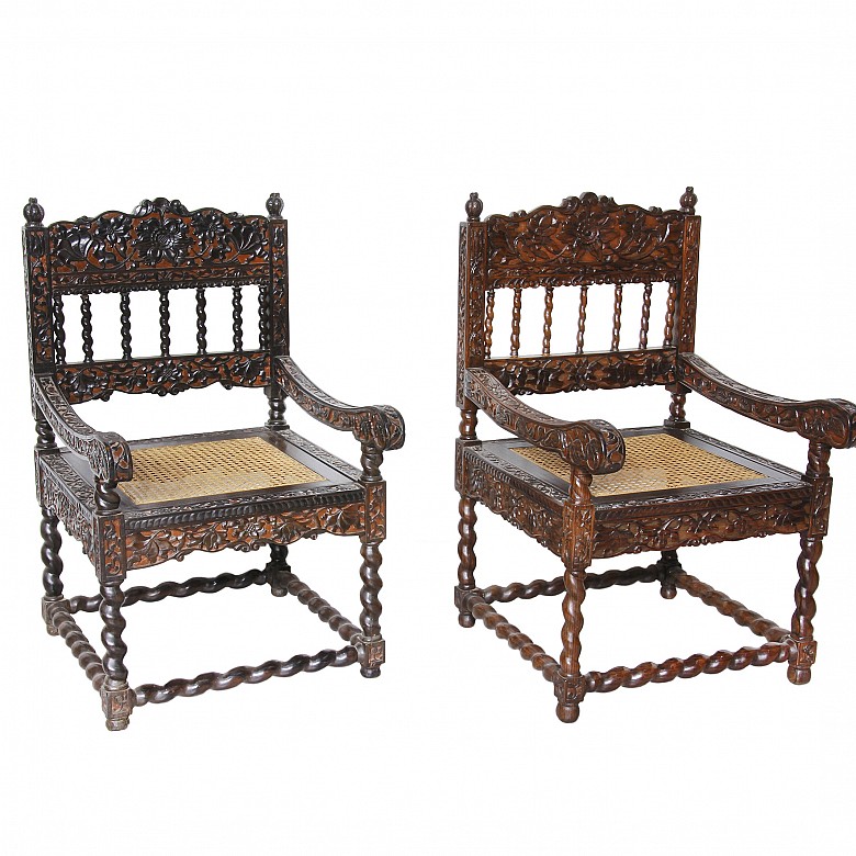 Cuatro sillas de madera tallada con motivos vegetales, China, s.XX