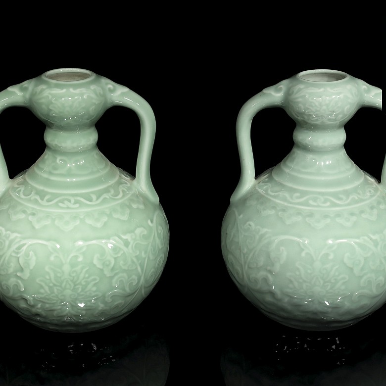 Two chrysanthemum vases with handles, 20th century