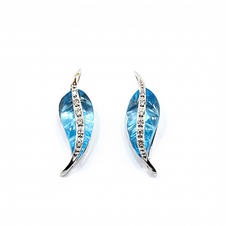 Pair of earrings in 18k white gold with topaz and diamonds.