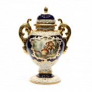 Porcelain vase with lid, Ramgi, Manises, 20th century.