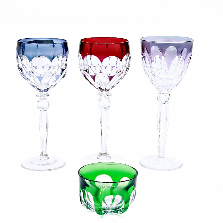 Tres copas y un vaso de vidrio tallado, S.XX