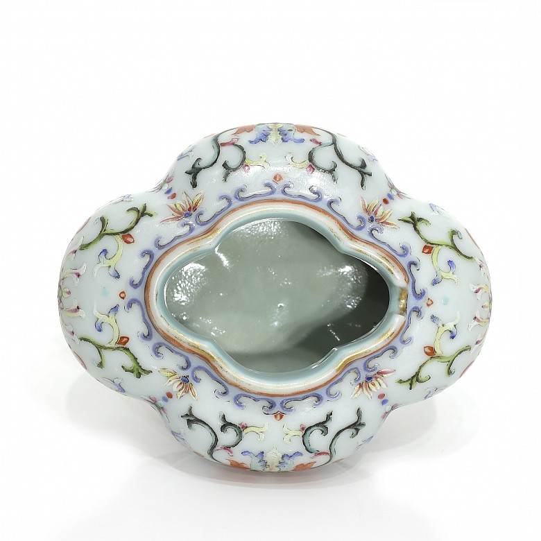 Pequeño recipiente de porcelana esmaltada, dinastía Qing