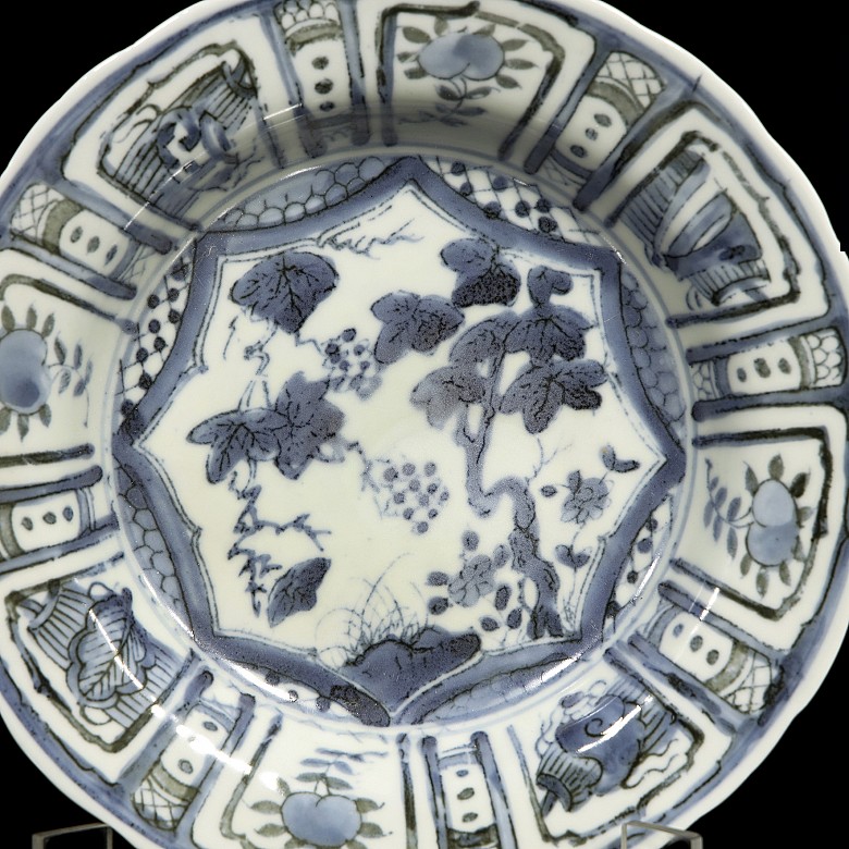 Plato de porcelana azul y blanco, S.XX - 1