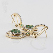 Earrings in 18k yellow gold, emeralds and diamonds. - 2