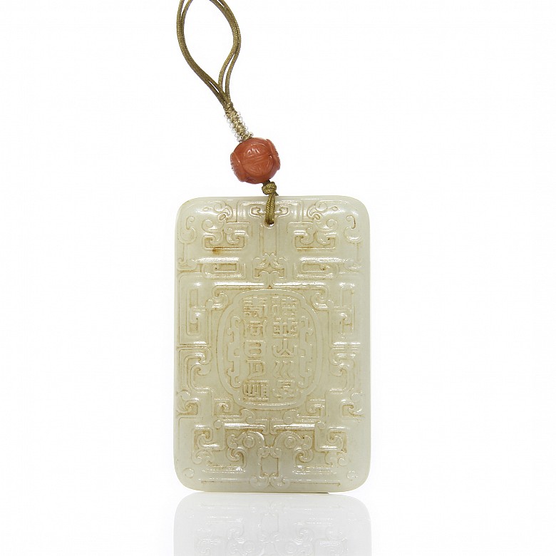 Placa de jade y una cuenta de coral, Dinastía Qing.