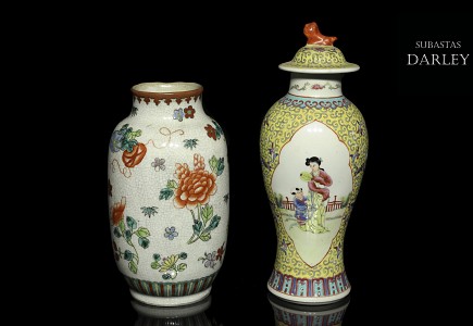 Dos jarrones de porcelana china, S.XX