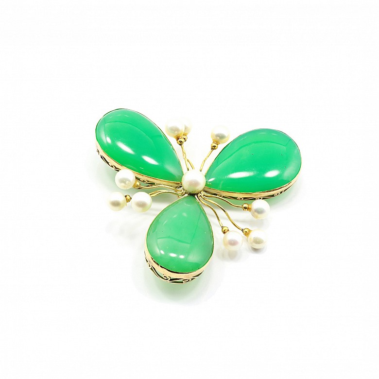 Broche de oro amarillo 18k con tres piedras verdes y 10 perlas
