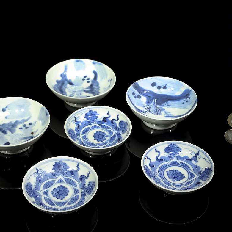 Pequeños platos de porcelana, azul y blanco, dinastia Qing - 5