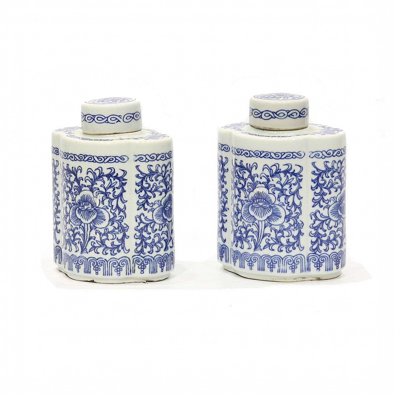 A pair of blue and white glazed chinese bottles, 20th century.