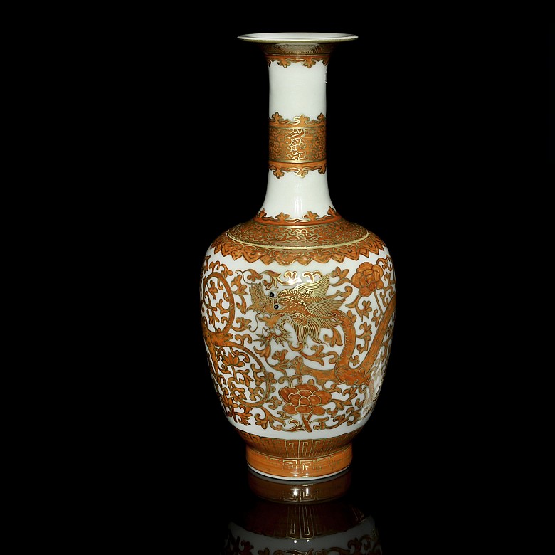 Jarrón de porcelana esmaltada y dorada, con marca Qianlong