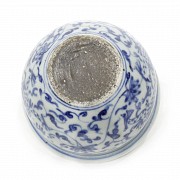 Blue and white porcelain vase, Qing dynasty.