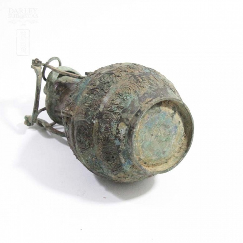 Archaic bronze wine jug, Han style