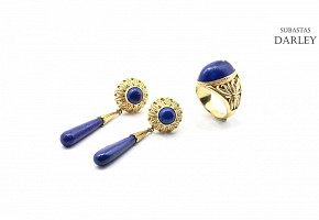 18k yellow gold ring and earrings set with lapis lazuli.