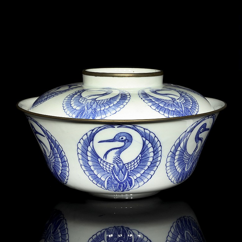 Gran cuenco con tapa de porcelana, azul y blanca, pps.S.XX - 1