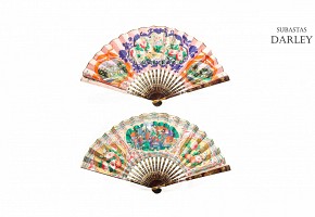 Chinese fan, 19th century. Lacquered rods and fluted hand-painted in both sides paper.