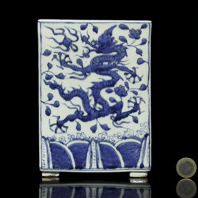 Macetero, azul y blanco, con dragones, S.XX