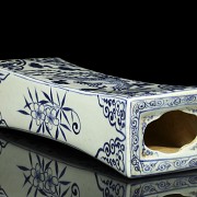 Almohada de cerámica, azul y blanco, S.XX