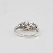 18k white gold ring with pearl and diamonds. - 1