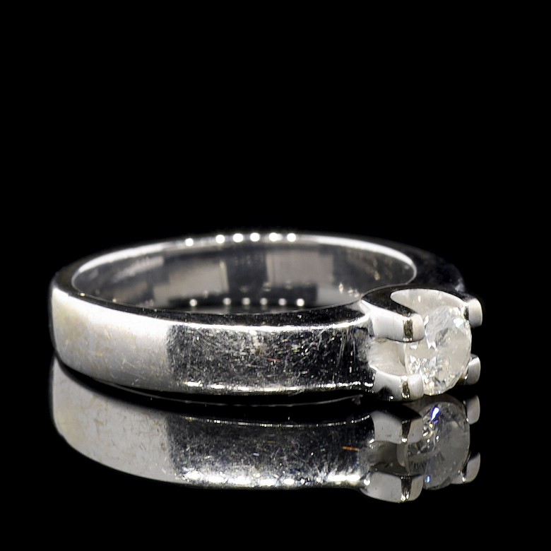 18 kt white gold solitaire with a diamond