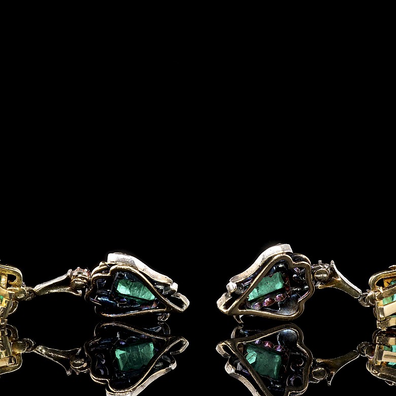 Gold earrings with brilliants and stones