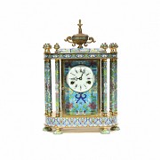 Reloj de sobremesa en bronce y esmalte cloisonné, decorado con motivos orientales y columnas, China,