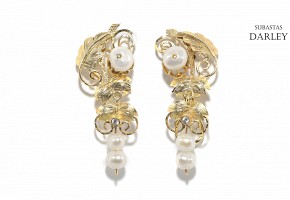 Earrings in 18k yellow gold, pearls and zircons