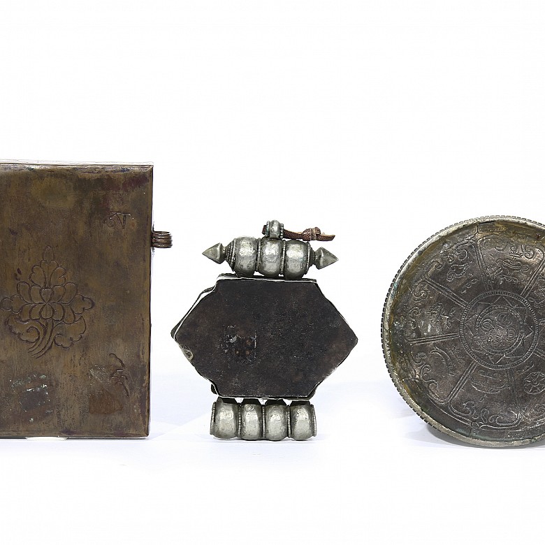 Lot of three Tibetan objects, 20th century