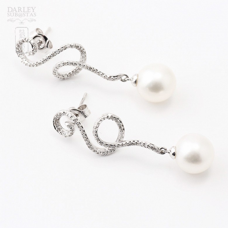 Earrings in 18k white gold, diamonds and pearls.
