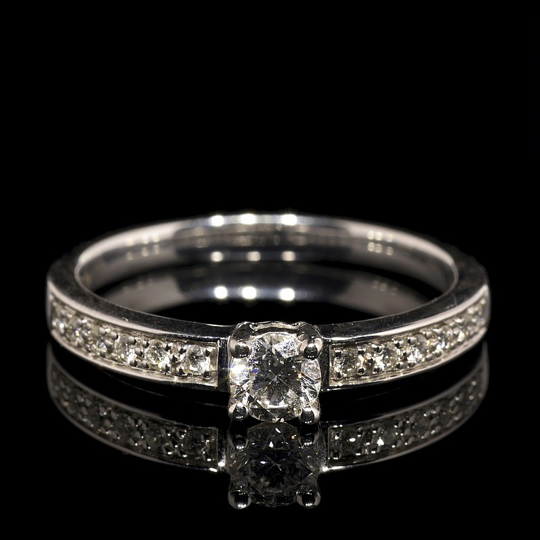 Solitaire in 18k white gold and diamonds 0.36 ct.