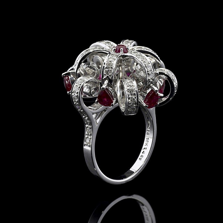 Ring in 18k white gold, diamonds and rubies