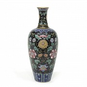Small black-family enamelled vase, Qianlong period.