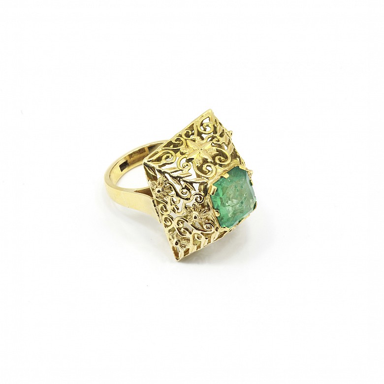 18k yellow gold and emerald ring.