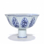 Cuenco de porcelana con pie, dinastía Qing.