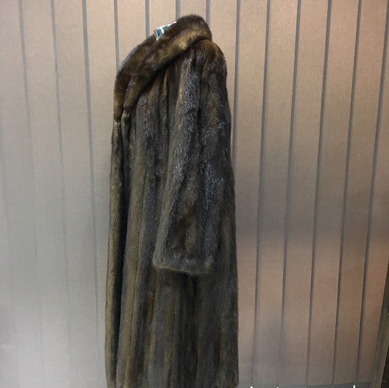 Bonito abrigo de piel de visón color marrón - 3