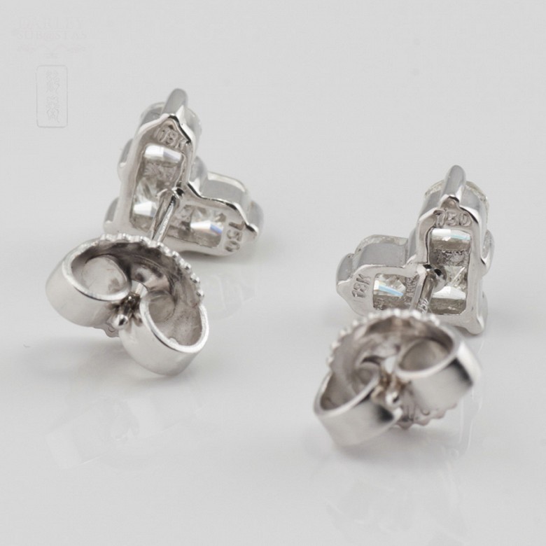 Pair of earrings in 18k white gold and diamonds. - 3