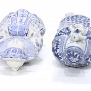 Dos sirvientes de porcelana vidriada, s.XX