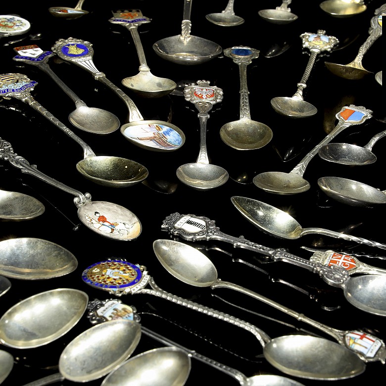 Colección de cucharillas de plata con esmaltes, S.XX