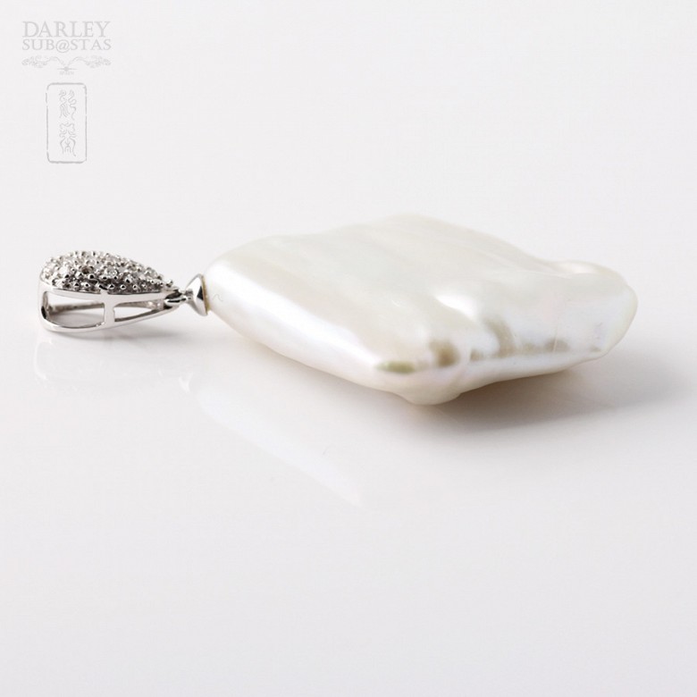 Colgante Perla Barroca natural con Diamantes en oro blanco de 18k. - 2