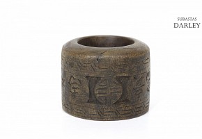 Anillo madera con caracteres y símbolos, dinastía Qing