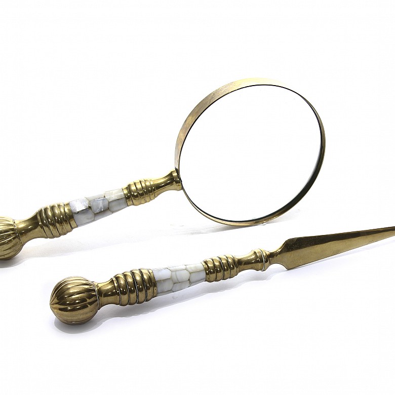 Magnifying glass and letter opener in bronze and mother-of-pearl.