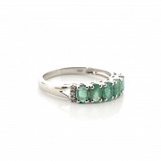 Ring in 18k white gold with emerald and diamonds. - 2